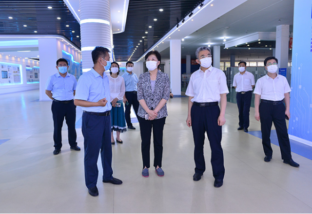 濟寧市政協(xié)主席、黨組書(shū)記霍媛媛到新風(fēng)光公司調研